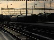 Eine Gewitterfront zog soeben �ber Pf�ffikon SZ(Sommer 2005).Der ausfahrende IC 2000 nach Z�rich HB hatte am Ende noch einen alten Bcm-Liegewagen und einen Postwagen angeh�ngt.