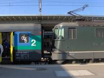  Fragmente  der Re 4/4 II 11159 und eines EW II in Z�rich HB im Sommer 2005.
