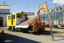 RhB - Tm 2/2 82 am 07.06.1997 in Landquart - Bahndiensttraktor mit Kran und kippbarer Ladebr�cke - �bernahme: 18.02.1985 - RACO1901/Cummins - 336KW - Gewicht 22,00t - Ladegewicht 4,00t - L�P 8,79m - zul�ssige Geschwindigkeit 13/26/50/60geschleppt km/h - �3=24.08.1997 - Logo RhB deutsch in rot - Heimatstation: Davos Platz - Lebenslauf: 12/1997a nach Unfall Davos Wolfgang - 05/1998 Abbruch 
