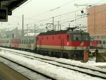 Lok 1144 243-1 als Schublok f�r den Zug von Innsbruck in Richtung Brenner. 04.02.06