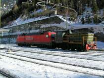 Am Ende des Rangiergleises wird die abgeb�gelte Lok losgekuppelt und mit ein wenig Schwung in den �sterreichischen Bahnhofsteil, wie �ber einen Ablaufberg, zur�cklaufen gelassen. 04.02.06