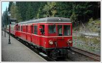 Dieser Triebwagen der HSB mit zwei Waggons kam uns am 10.10.2007 in Schierke entgegen. Im Fahrplan ist dieser Zug nicht zu finden, daher d�rfte es sich um einen Sonderzug handeln.