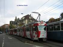 Be 4/6 mit  Bilder Kuh  im Fussball- Look kurz vor dem Bahnhof Tiefenbrunnen am 26.10.07