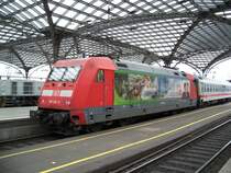 101 122  bringt den Intericty 2114 von Stutgart nach Hamburg Altona im Bahnhof K�ln Hbf (27.10.2007)