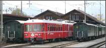 Be 4/4 und Steuerwagen ABt 1715 zwischen Dampfzugwagen vor dem  G�terschuppen Landuart. (22.10.2007)