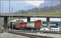 Ge 6/6 II 706  Disentis/Must�r  f�hrt mit einem Mineraloelzug in Untervaz ein. (22.10.2007)