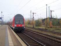 RB 14 nach Nauen - heute aber blo� wegen einer Streckensperung bis K�nigs Wusterhausen. Rechts sieht man noch die alten Signale und die mit Unkraut zugewachsene Drehscheibe in L�bbenau/Spreewald. 28.10.007 