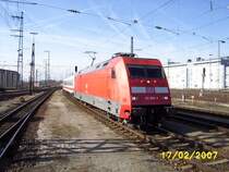 101 060 f�hrt mit einem IC am 17.2.2007 in N�rnberg ein.
