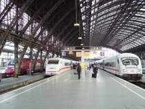 Kleines Zugtreffen in K�ln Hbf: 
Links: Thalys nach Paris Nord
Mitte: ICE2 aus Berlin Ostbahnhof nach Bonn Hbf
Rechts: Ehemaliger Metropolitan als IC 1819 nach Stuttgart Hbf.