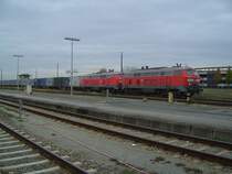 Die BR 217 018-1 und die BR 225 804-4 am 30.10.2007 mit einem Containerzug bei der Ausfahrt aus M�hldorf.