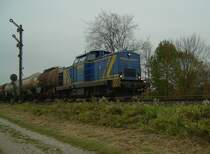 Die MWB V 1702 mit einem Kesselwagenzug auf den Weg nach Kastl, in der n�he von Alt�tting am 30.10.2007    