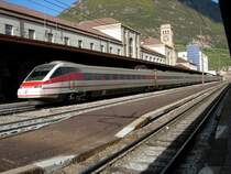Ein FS Pendelino E 484 steht in Bozen bereit, um bald nach Rom zu fahren. Der Pendelino sorgt in Bozen f�r etwas abwechslung, da hier sonst nur Regionalz�ge und 2 St�ndlich EC nach M�nchen bzw Rom fahren.