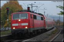 111 040-2 zieht am Abend des 27.10.07 eine Doppelstockwagengarnitur durch den S-Bahn-Haltepunkt Stuttgart-Untert�rkheim mit Fahrtrichtung Stuttgart Hbf.