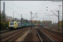 ES 64 U2 - 018 zieht am Morgen des 27.10.07 einen Containerzug durch den Bahnhof Ludwigsburg.