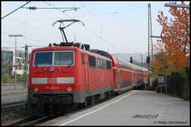 111 204-4 schiebt am 29.10.07 einen RegionalExpress von Stuttgart HBF nach Donauw�rth, hier bei der Ausfahrt aus dem Bahnhof Stuttgart-Bad Cannstatt.