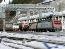 Nach dem Lokwechsel stehen 2 G�terz�ge bereit, um ihre Reise in Richtung Italien anzutreten. 04.02.06