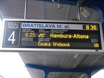 Die Anzeige f�r den EuroCity 174 von Budapest Keleti p�lyaudvar nach Hamburg-Altona im Bahnhof Bratislava hlavn� stanica am 23.10.2007