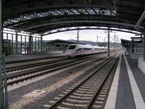 Am 23.08.06 rauscht mit hoher Geschwindigkeit ein ICE-3 in Montabaur an mir vorbei. 