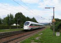 . In Bietingen kommt ein ICE-T aus Richtung Schaffhausen und f�hrt in Richtung Singen. 20.08.06 (Hans)