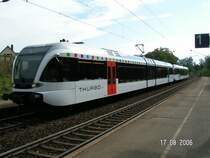 . Eine Thurbo Doppeleinheit GTW kommt aus Singen und f�hrt in Richtung Schaffhausen. Gottmadingen, den 17.08.06. (Hans)