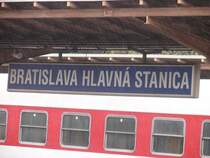 Das Bahnhofsschild vom Bahnhof Bratislava hlavn� stanica. Aufgenommen am 23.10.2007