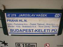 Das Zuglaufschild vom EuroCity 279  Jaroslav Ho�ek  von Praha hlavn� n�dra�� nach Budapest Keleti p�lyaudvar �ber Pardubice hlavn� n�dra��, Ceska Trebova und Bratislava hlavn� stanica. Aufgenommen am 23.10.2007