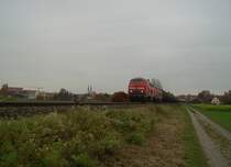Die BR 225 804 und eine BR 217 in Doppeltraktion am 30.10.2007 mit einem G�terzug in Alt�tting 