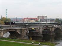 Auf ihrer wegen Ablauf der Fristen letzten Fahrt am 28.10.2007 kommt die 52 8047 auf ihrer Tour von Nossen �ber Ro�wein - D�beln - Riesa - Coswig - Dresden-Neustadt - Meissen und zur�ck mit ihrem Sonderzug auch in Dresden auf die Marienbr�cke. Hier verabschiedet sie sich um 16:43 mit lautem Pfeifen f�r immer.
