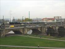 Auf ihrer wegen Ablauf der Fristen letzten Fahrt am 28.10.2007 kommt die 52 8047 auf ihrer Tour von Nossen �ber Ro�wein - D�beln - Riesa - Coswig - Dresden-Neustadt - Meissen und zur�ck mit ihrem Sonderzug auch in Dresden auf die Marienbr�cke. Hier verabschiedet sie sich um 16:43 mit lautem Pfeifen f�r immer.
