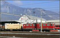 G�terzug mit Ge 6/6 II 704  Davos  steht abfahrbereit in Landquart. Rechts �ber dem Fahrleitungstrenner sieht man den Fad�rastein, einen einmaligen Aussichtspunkt mit Blick �ber das ganze Churer Rheintal. (01.11.2007)