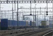Mangels Platz in Ems Werk werden Holzhackschnitzel-Container in Landquart zwischengelagert. (01.11.2007)