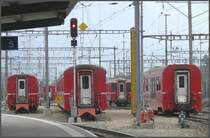 Am 21.10. hat die Sommersaison geendet und bis zum Beginn der Wintersaison werden einige Fahrzeuge nicht ben�tigt. Abgestellte RhB Personenwagen in Landquart.(22.10.2007)