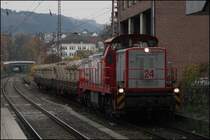 DE 24 der Dortmunder Eisenbahn b.z.w VEOLIA TRANSPORT in Werdohl. Am Zughaken hat die Lok Drei Flachwagen beladen mit Container f�r den Transport von Kl�rschlamm..... (05.11.07)