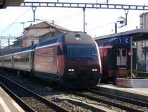 Re 460 046 bei der Einfahrt in Locarno am 02.11.2007. In Locarno mussten wir 2 Stunden warten, bis wir mit der Gentovalli-Bahn nach Domodossola reisen konnten, deshalb entstand dieses Foto, das Licht stand zu der Zeit wirklich sch****!
