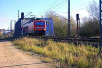 05.11.2007 143 966-0 mit RE9 von Sassnitz kommend kurz vor Rostock �berquert die Warnow.