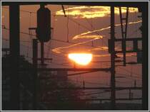 Goldene Sonne �ber der westlichen Bahnhofseinfahrt in Chur. (28.10.2007)