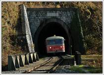 Die letzte Aufnahme des LP NZ 8411 am 5.11.2007 ging sich noch zwischen B�rnbach und K�flach aus. Am Foto kommt VT 10.09 gerade aus dem 1952 errichteten Rosentaler Tunnel.