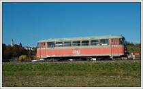 Technisch ist der Triebwagen VT 10.09 v�llig in Ordnung, optisch geh�rt er aber aufgearbeitet. Die Aufnahme zeigt den LP NZ 8411 am 5.11.2007 kurz vor Krottendorf. Im Hintergrund ist die Kirche und die Schule von St. Johann ob Hohenburg zu sehen.