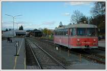 VT 10.09 als LP NZ 8411 beim Halt in Lieboch am 5.11.2007. Danke an den TFZF, der mir beim Halt beim Triebwagen hinten das Zugspitzensignal eingeschalten und den Zugschluss vor�bergehend entfernt hat. Das Geb�ude links im Hintergrund ist die neu errichtete Werkst�tte der GKB, rechts daneben das Technische Eisenbahnmuseum Lieboch.