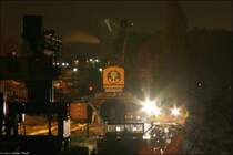 Im Westhafen Wanne-Eickel gehen die Verladearbeiten vom Schiff auf den Zug auch bei Dunkelheit weiter. 05.11.2007