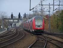 Ein RegionalExpress nach Rathenow f�hrt am 29.Oktober 2007 in den Bahnhof Berlin-Zoologischer ein.