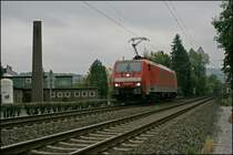 189 045 f�hrt am 03.10.07 als LZ Richtung Hagen. Bei dem schlechten Wetter kommt der wei�e Kontrastbalken gut zur geltung.