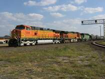 Die Loks 5268, 5264 (beide von BNSF) und 7930 (FURX) sind mit einem G�terzug am 5.11.2007 in Sealy (bei Houston, Texas) unterwegs.