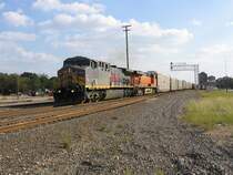 Die KCS Lok 4542 bespannt zusammen mit der BNSF Lok 7733 am 5.11.2007 einen G�terzug, aufgenommen in Sealy (bei Houston, Texas).