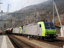 Re 485 007 und 010 mit Ganzzug bei der Einfahrt in Brig am 6.11.2007