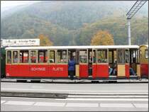 Mangels Durch- und Mittelgang werden die Fahrkarten von der Schaffnerin vor Abfahrt kontrolliert. (12.10.2007)