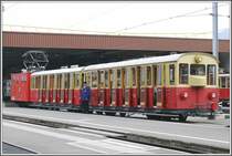 Ein Schaffner in einer Art historischem �berkleid erwartet in Wilderswil Fahrg�ste zur Schynigen Platte. (12.10.2007)