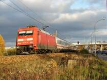 101 142 n�hrt sich am 02.11.07 mit ihrem IC dem Haltepunkt Stralsund-Gr�nhufe. Damit waren alle 145 101er in Stralsund vor meiner Linse, naja widmen wir uns neuen Aufgaben.....