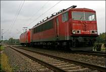 Nachschuss auf die 155 154. Deutlich ist der neue Lack zwischen den Kontrastbalken zusehen. Zuglok war 145 004. (03.10.07)
