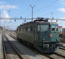 SBB - E-Lok Ae 6/6  11517 Abgestellt im Bahnhofsareal von Neuenburg am 19.09.2007 .. Das Foto wurde von einem Fahrenden Regionalzug geknipst